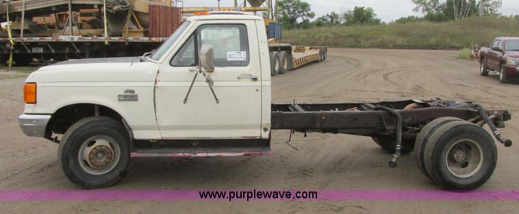 image for item I6141 1990 Ford F450 Super Duty truck cab and chassis