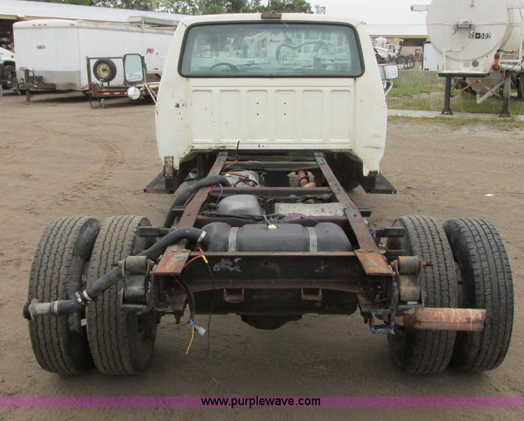 image for item I6141 1990 Ford F450 Super Duty truck cab and chassis