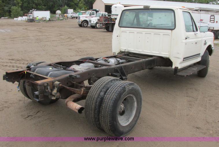 image for item I6141 1990 Ford F450 Super Duty truck cab and chassis