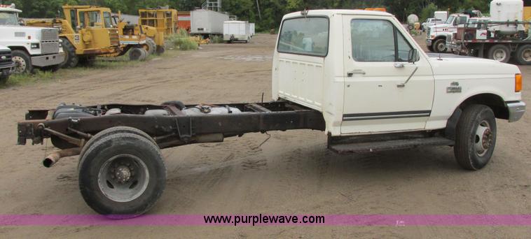 image for item I6141 1990 Ford F450 Super Duty truck cab and chassis