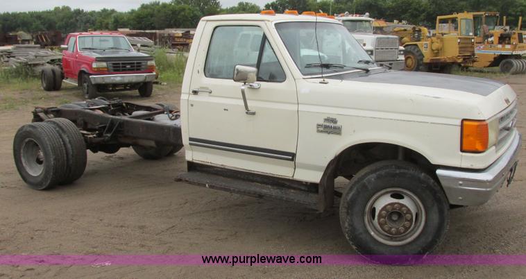 image for item I6141 1990 Ford F450 Super Duty truck cab and chassis