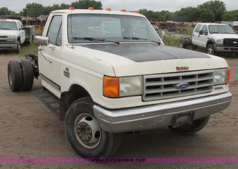 image for item I6141 1990 Ford F450 Super Duty truck cab and chassis
