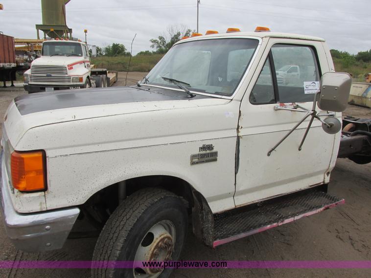 image for item I6141 1990 Ford F450 Super Duty truck cab and chassis