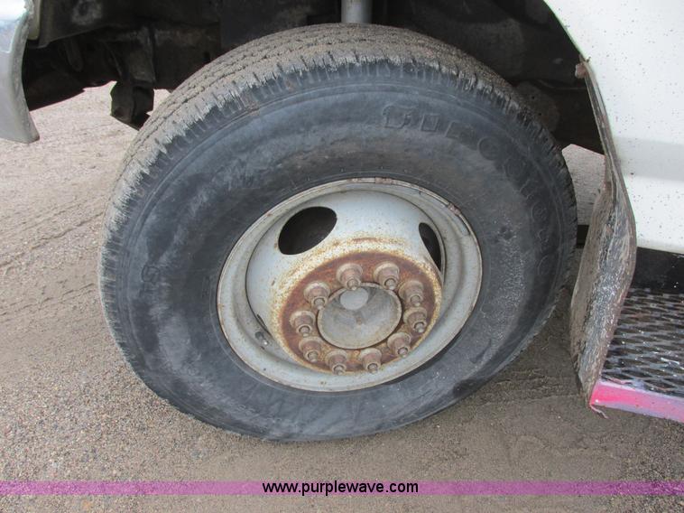 image for item I6141 1990 Ford F450 Super Duty truck cab and chassis