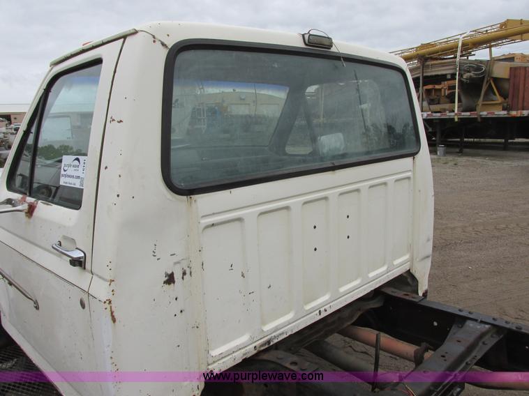 image for item I6141 1990 Ford F450 Super Duty truck cab and chassis