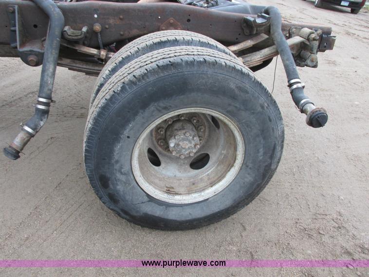 image for item I6141 1990 Ford F450 Super Duty truck cab and chassis