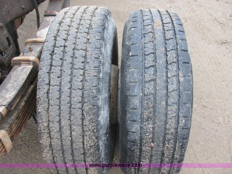 image for item I6141 1990 Ford F450 Super Duty truck cab and chassis