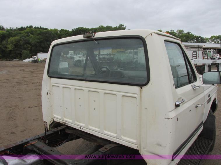 image for item I6141 1990 Ford F450 Super Duty truck cab and chassis