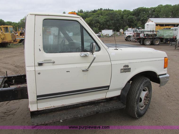image for item I6141 1990 Ford F450 Super Duty truck cab and chassis