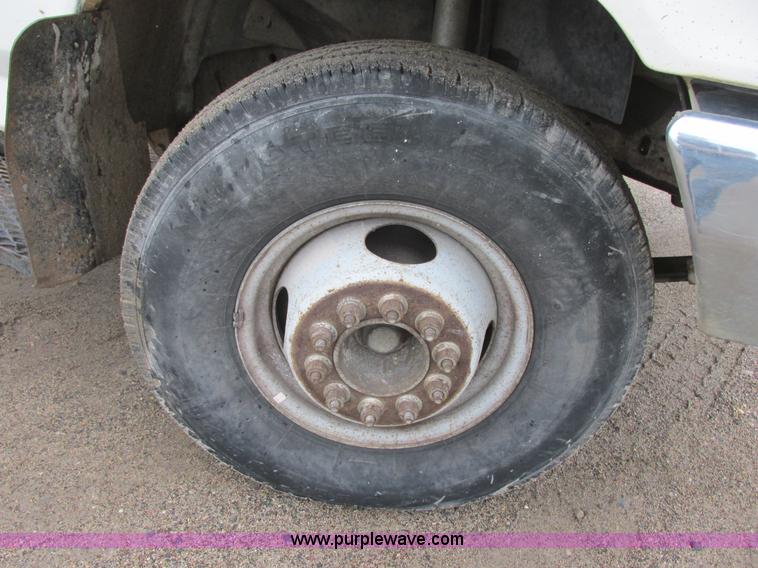 image for item I6141 1990 Ford F450 Super Duty truck cab and chassis