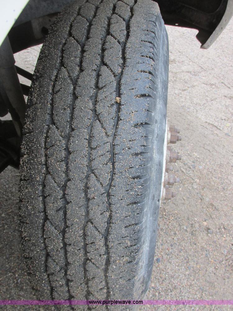 image for item I6141 1990 Ford F450 Super Duty truck cab and chassis