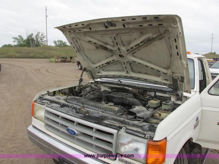 image for item I6141 1990 Ford F450 Super Duty truck cab and chassis