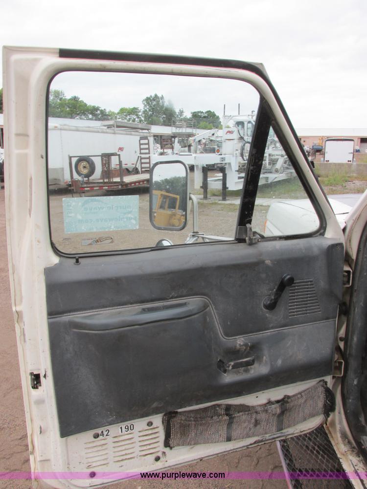 image for item I6141 1990 Ford F450 Super Duty truck cab and chassis