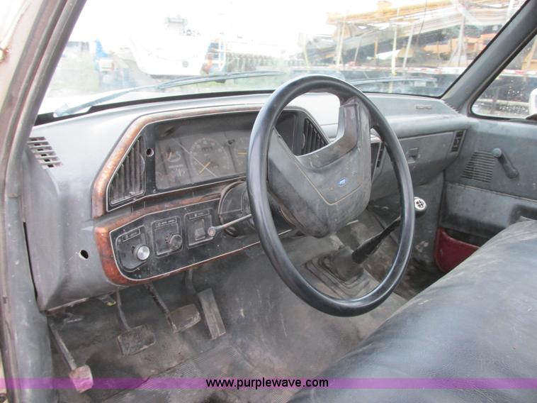 image for item I6141 1990 Ford F450 Super Duty truck cab and chassis