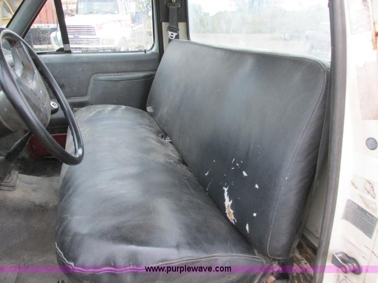 image for item I6141 1990 Ford F450 Super Duty truck cab and chassis