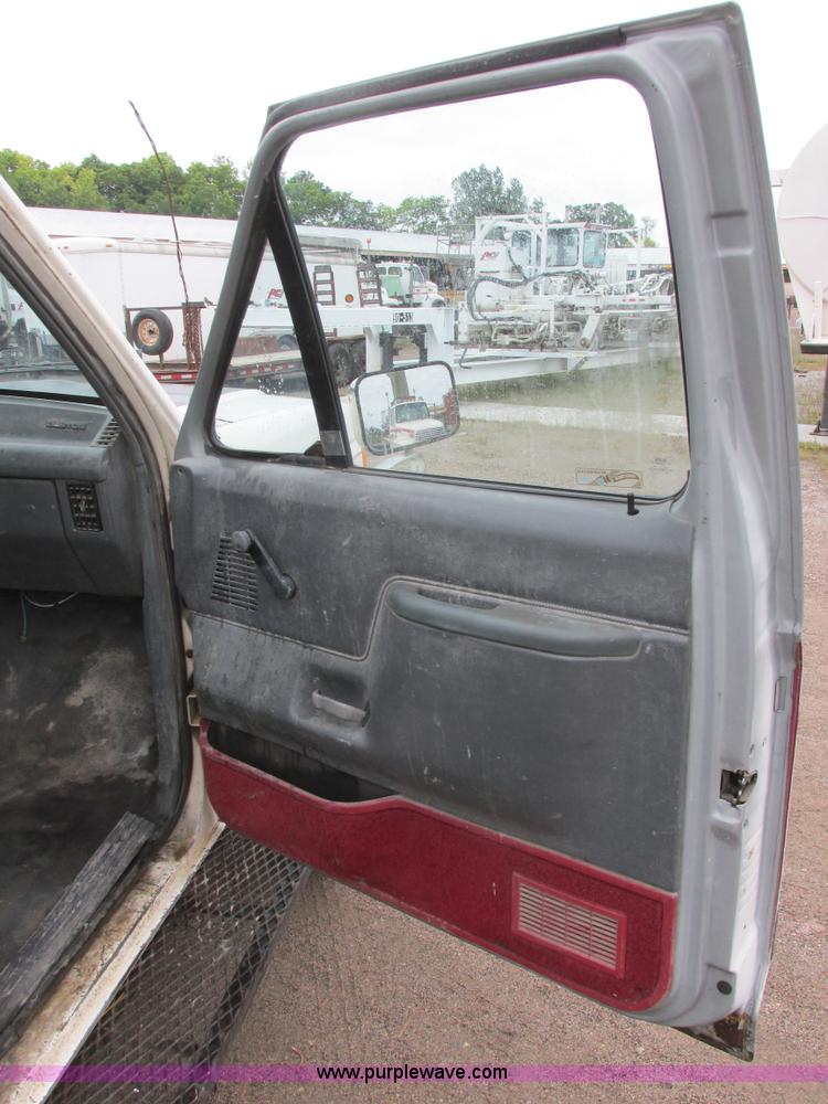 image for item I6141 1990 Ford F450 Super Duty truck cab and chassis