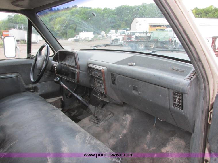 image for item I6141 1990 Ford F450 Super Duty truck cab and chassis