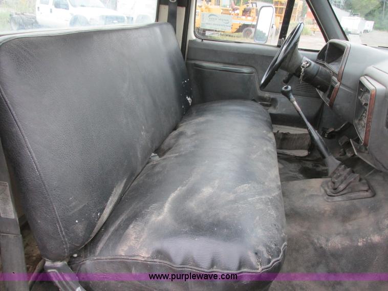 image for item I6141 1990 Ford F450 Super Duty truck cab and chassis