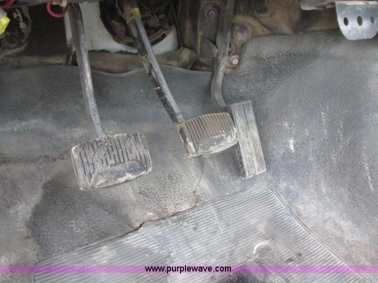 image for item I6141 1990 Ford F450 Super Duty truck cab and chassis