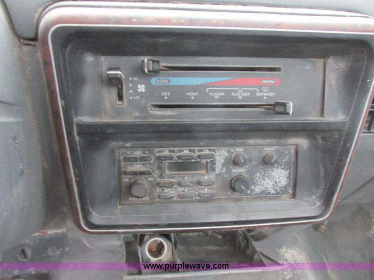 image for item I6141 1990 Ford F450 Super Duty truck cab and chassis