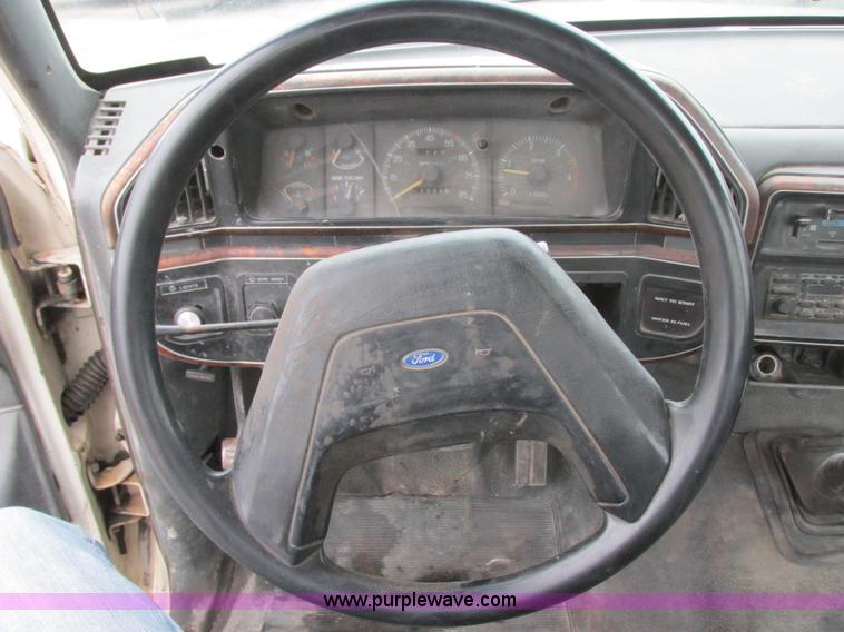 image for item I6141 1990 Ford F450 Super Duty truck cab and chassis