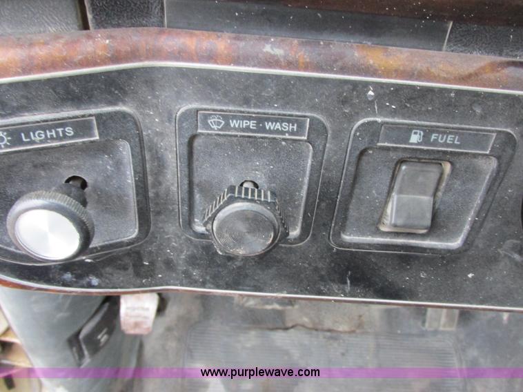 image for item I6141 1990 Ford F450 Super Duty truck cab and chassis