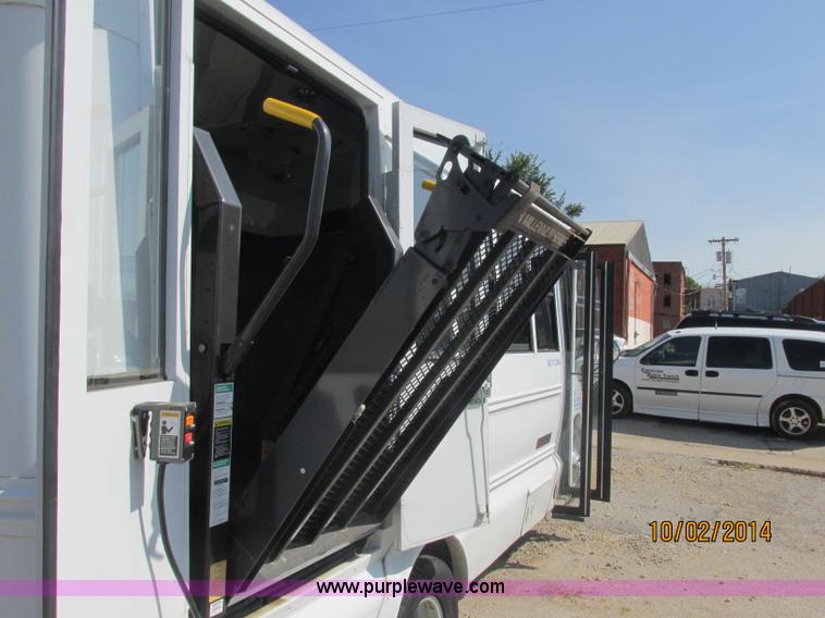 image for item J2458 2005 Ford E450 Giradian bus