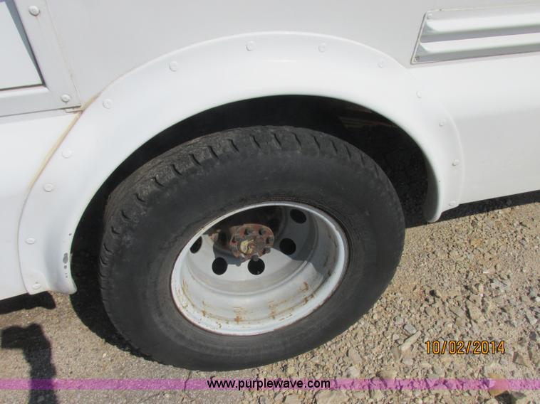 image for item J2458 2005 Ford E450 Giradian bus