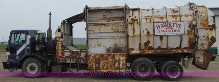 image for item J3474 1991 Peterbilt 320 recycling refuse truck