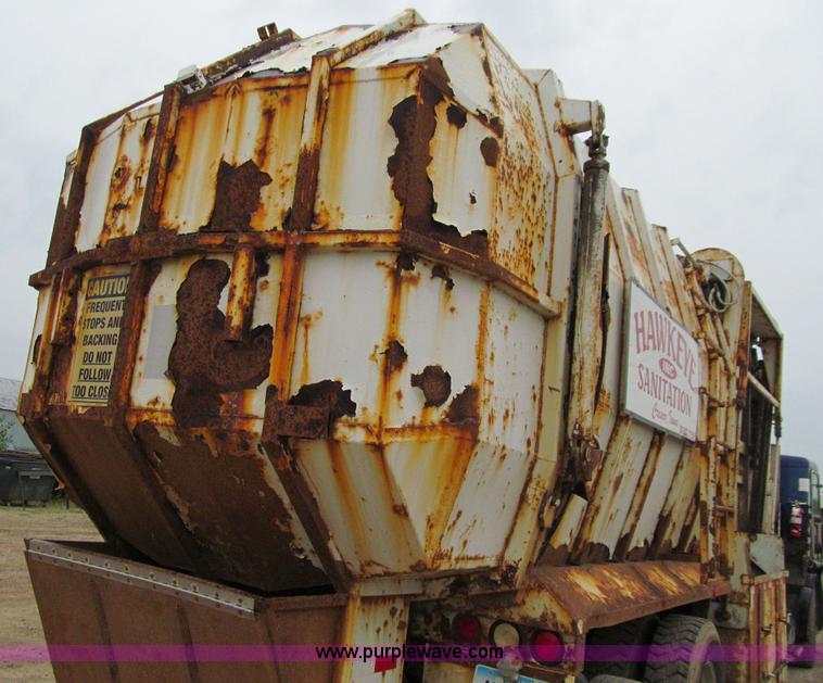 image for item J3474 1991 Peterbilt 320 recycling refuse truck