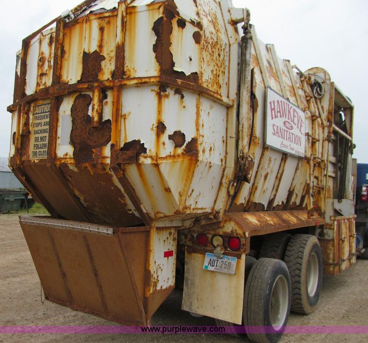 image for item J3474 1991 Peterbilt 320 recycling refuse truck