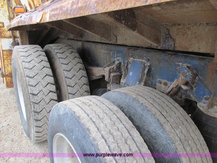 image for item J3474 1991 Peterbilt 320 recycling refuse truck