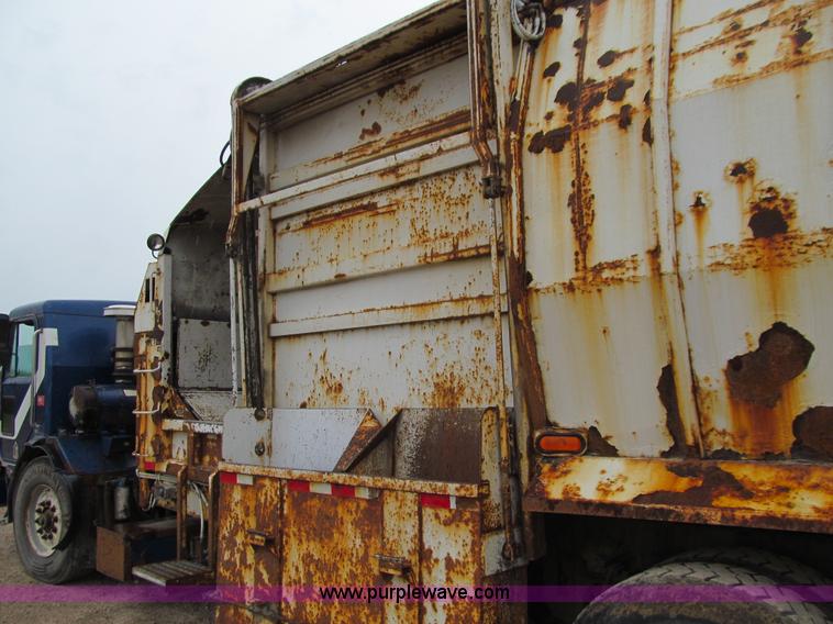 image for item J3474 1991 Peterbilt 320 recycling refuse truck