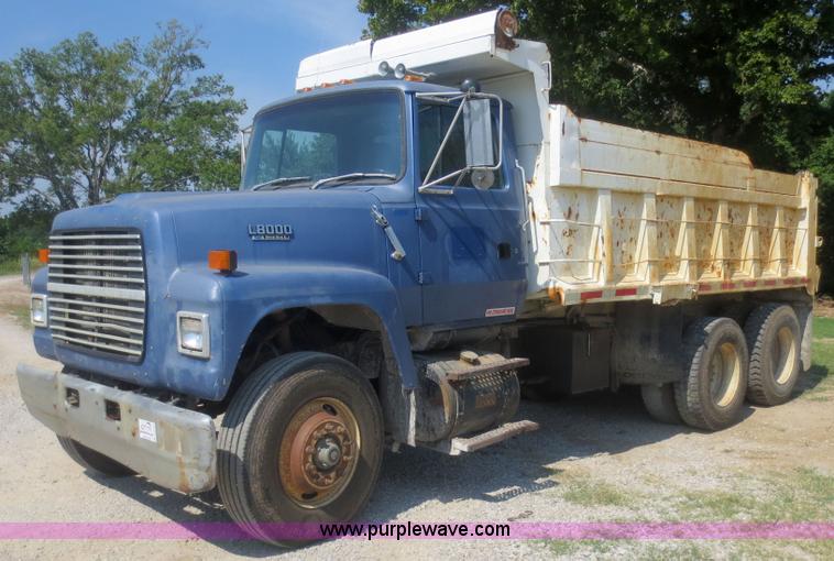 image for item D2137 1991 Ford LT8000 dump truck