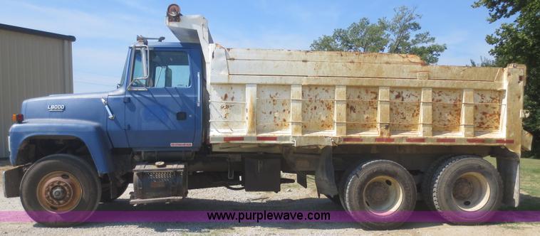 image for item D2137 1991 Ford LT8000 dump truck
