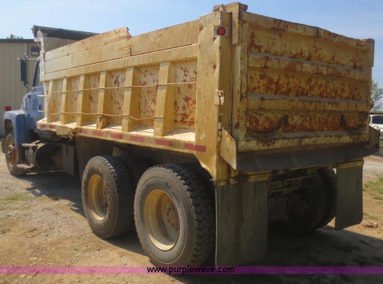 image for item D2137 1991 Ford LT8000 dump truck