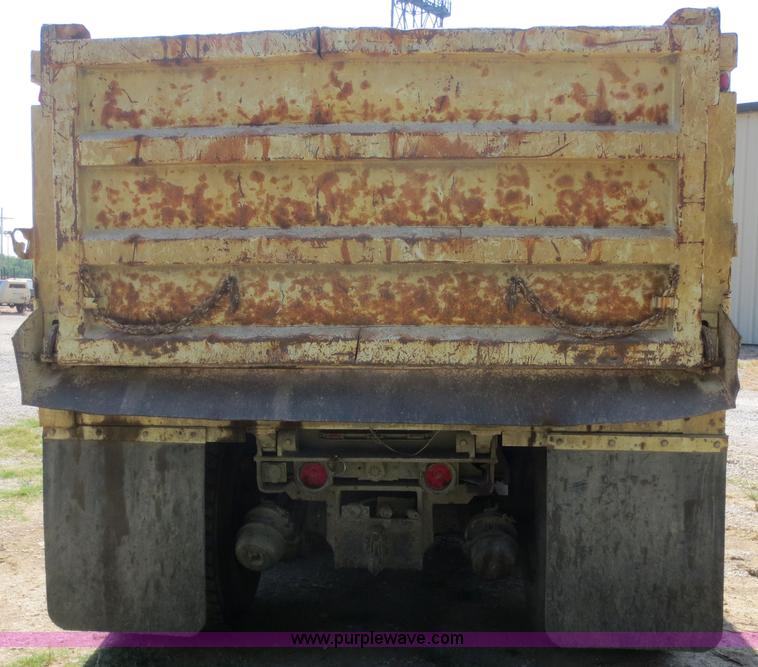 image for item D2137 1991 Ford LT8000 dump truck