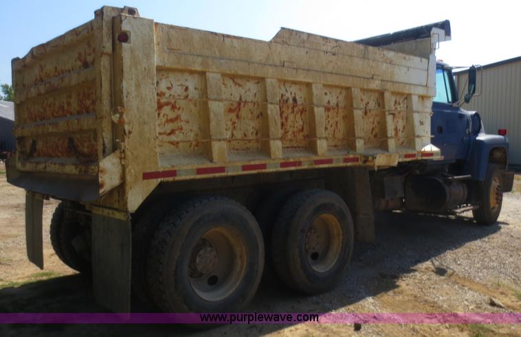 image for item D2137 1991 Ford LT8000 dump truck