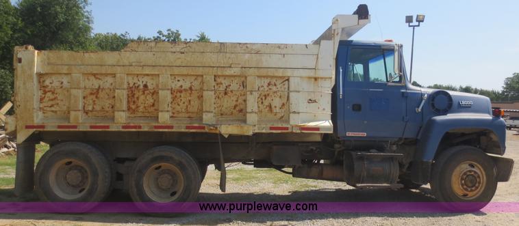 image for item D2137 1991 Ford LT8000 dump truck