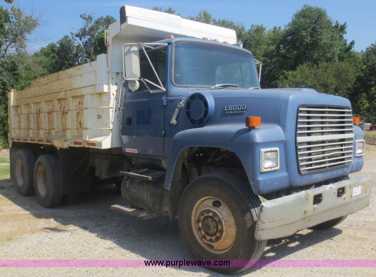 image for item D2137 1991 Ford LT8000 dump truck