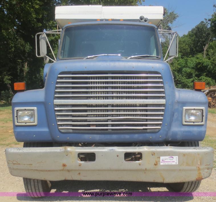 image for item D2137 1991 Ford LT8000 dump truck