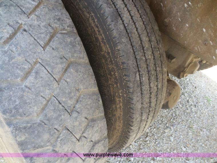 image for item D2137 1991 Ford LT8000 dump truck