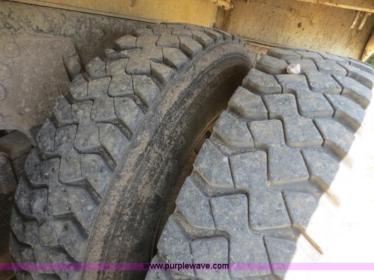 image for item D2137 1991 Ford LT8000 dump truck