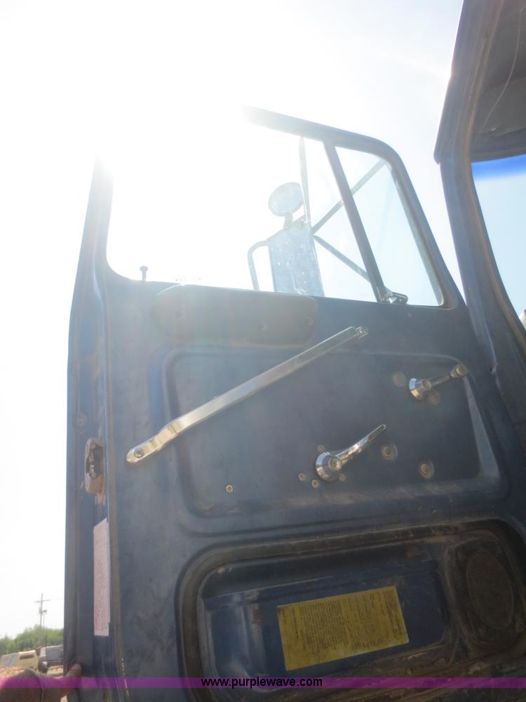 image for item D2137 1991 Ford LT8000 dump truck