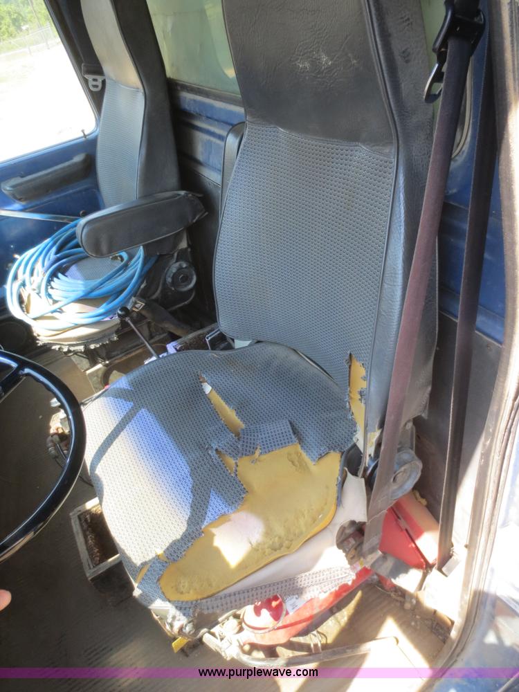 image for item D2137 1991 Ford LT8000 dump truck