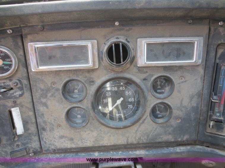 image for item D2137 1991 Ford LT8000 dump truck