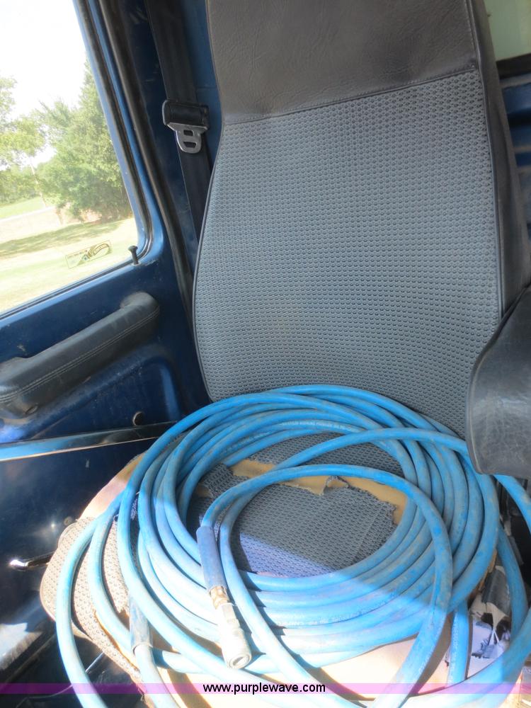 image for item D2137 1991 Ford LT8000 dump truck