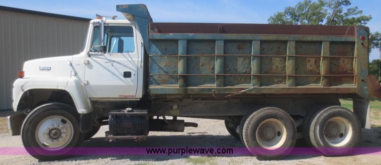 image for item D2138 1991 Ford LNT8000 dump truck