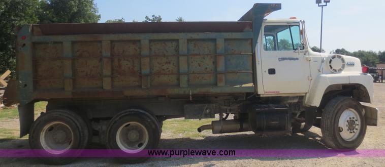 image for item D2138 1991 Ford LNT8000 dump truck