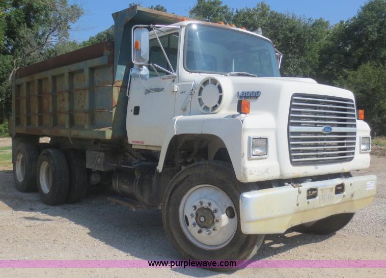 image for item D2138 1991 Ford LNT8000 dump truck
